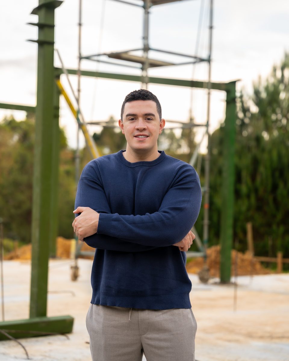 Sebas Vélez, realtor, en una obra en construcción